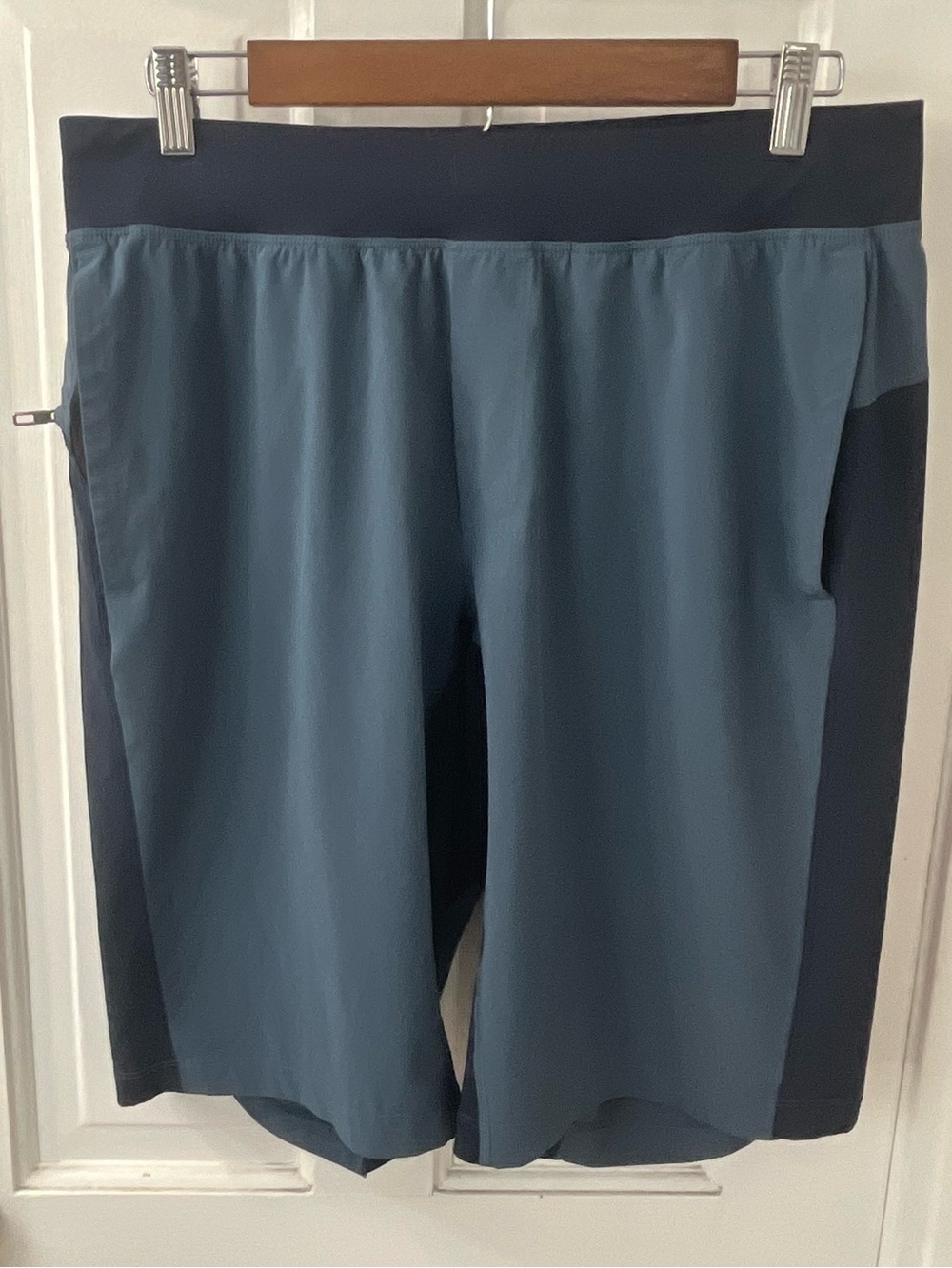 Lululemon Men's T.H.E. (The Hybrid Engine) Shorts in Mach Blue Colorway. Lg